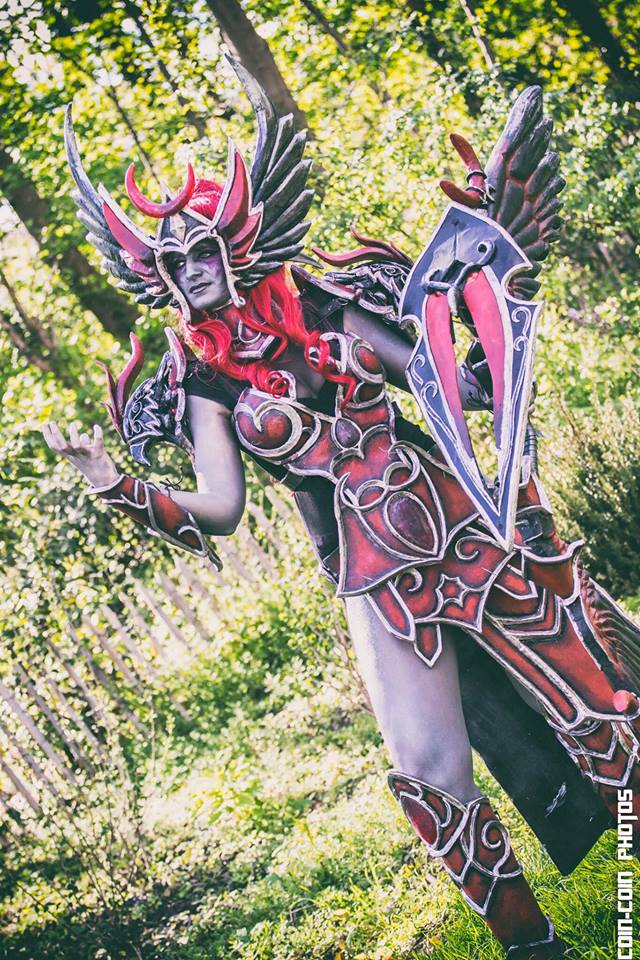 Cosplay Tyrande Maestra en rojo por Vilina Cosplay Cosplay Tyrande Maestra en rojo por Vilina Cosplay